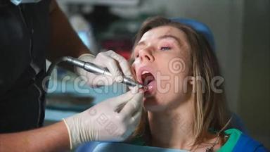 牙齿美白由牙医在诊所，医生清洁口腔